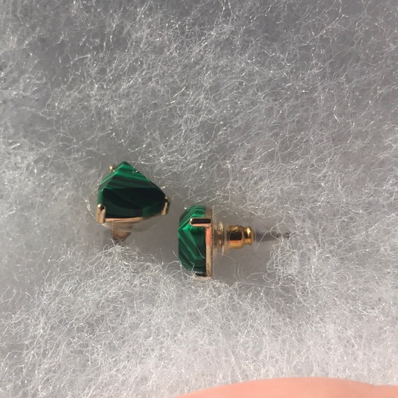 Emerald green stud earrings - Picture 3 of 4